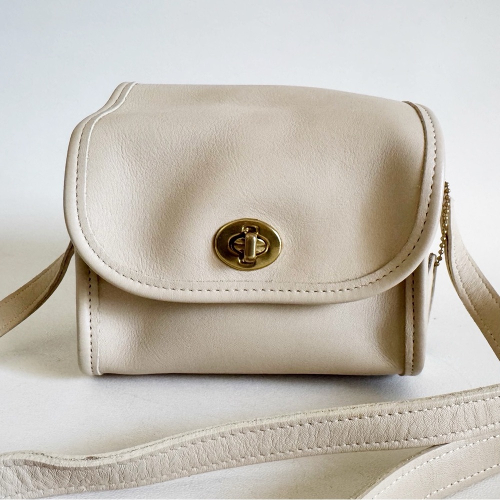 Vintage Coach Emmie Crossbody Pouch Bag 9018 Leather Cream 90s USA Classic Small - Picture 2 of 10